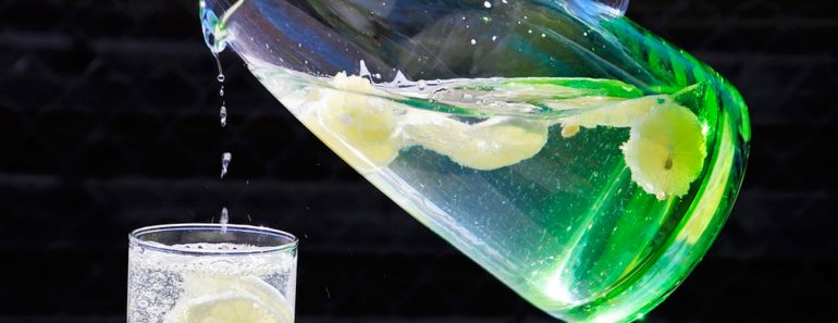 9 beneficios del agua de limón que probablemente desconocías