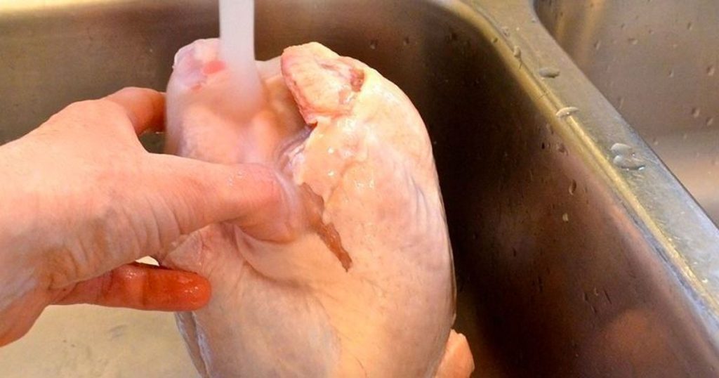 Nunca laves el pollo crudo antes de cocinarlo. He aquí el porqué (y haz esto en su lugar)