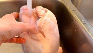 Nunca laves el pollo crudo antes de cocinarlo. He aquí el porqué (y haz esto en su lugar)