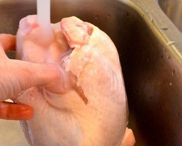 Nunca laves el pollo crudo antes de cocinarlo. He aquí el porqué (y haz esto en su lugar)