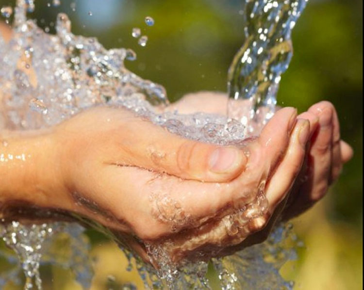 Si tomas agua caliente con el estómago vacío, esto es lo que le sucede a tu cuerpo