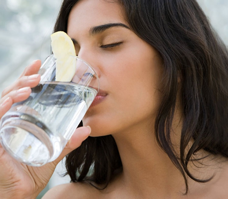 Si tomas agua caliente con el estómago vacío, esto es lo que le sucede a tu cuerpo