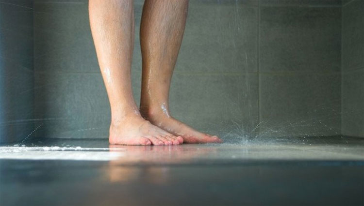 Usos beneficiosos de la orina y por qué deberías hacer pis en la ducha