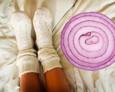 Estos son los beneficios para la salud de dormir con una rodaja de cebolla en tu calcetín
