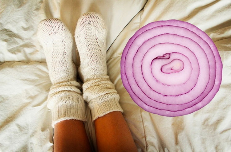 Estos son los beneficios para la salud de dormir con una rodaja de cebolla en tu calcetín