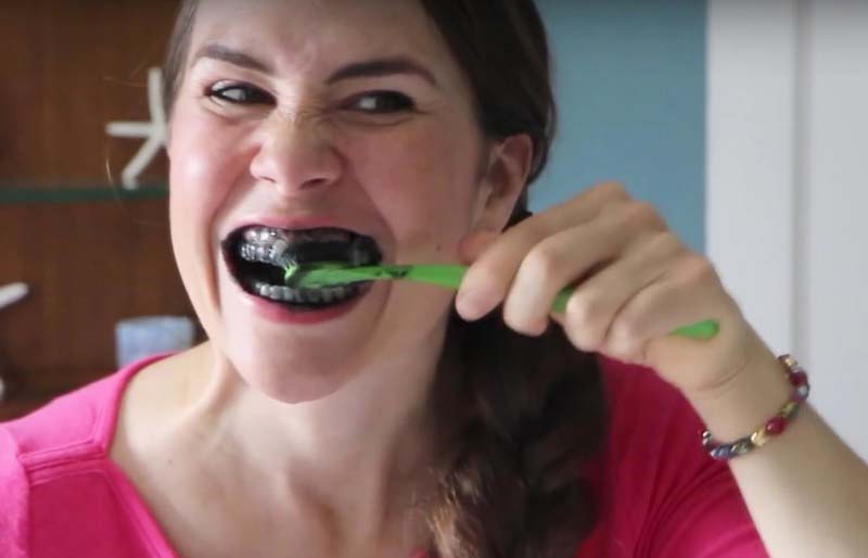Cómo hacer que tus blancos dientes sean aún más blancos de una forma fácil y rápida