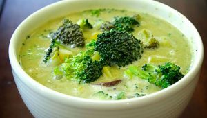 Cómo hacer una sopa cremosa de brócoli que además es anticancerígena