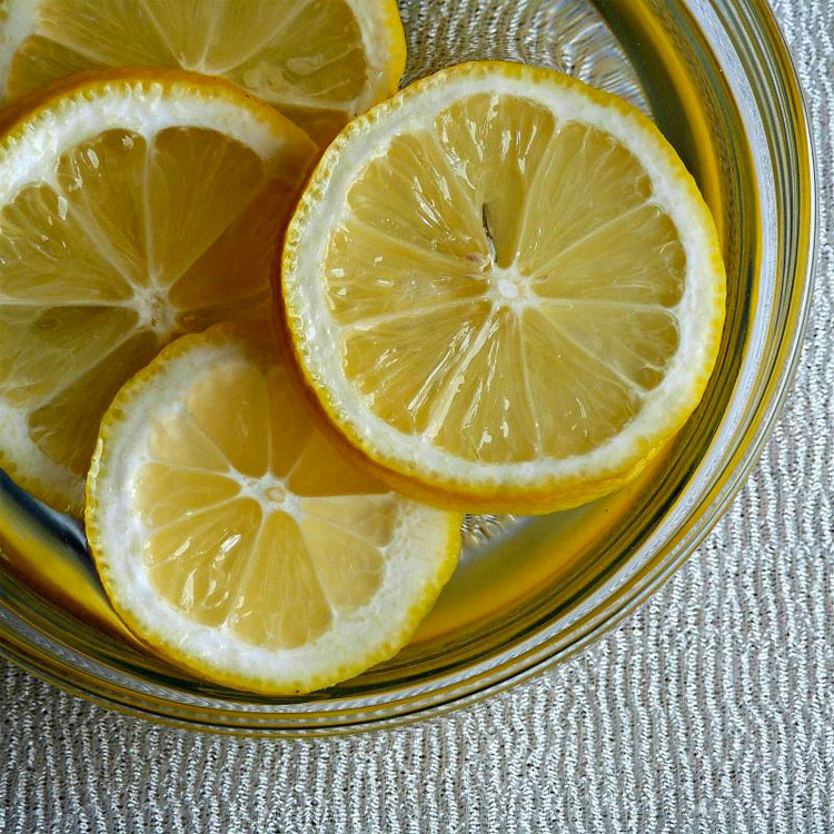Esto es lo que sucede en tu cuerpo si tomas un vaso de agua con limón a primera hora de la mañana