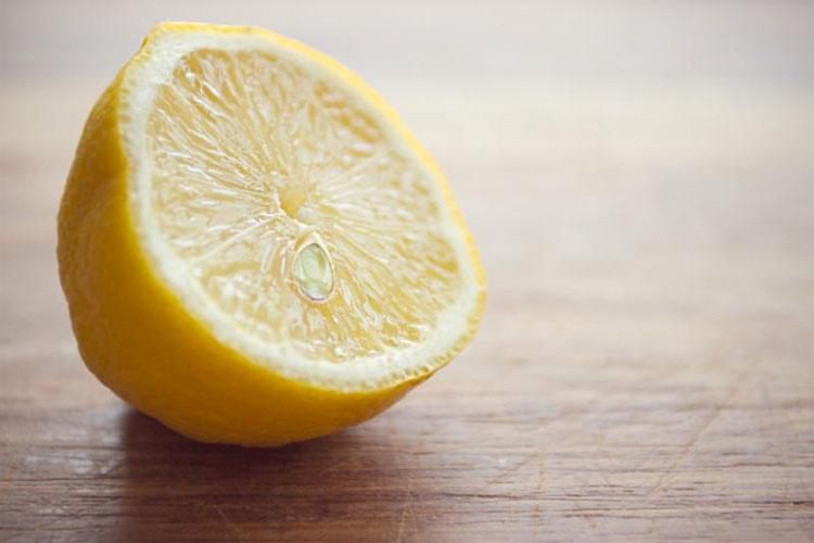 Esto es lo que sucede en tu cuerpo si tomas un vaso de agua con limón a primera hora de la mañana