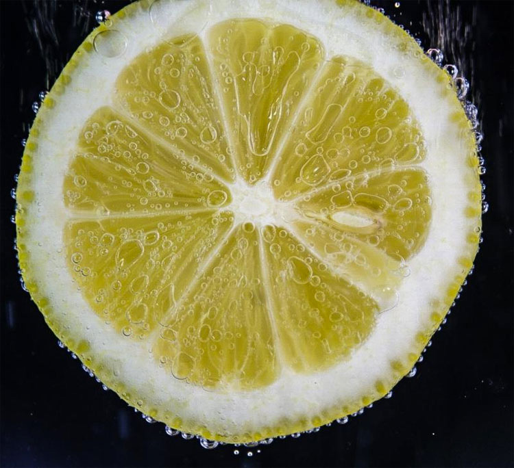 Esto es lo que sucede en tu cuerpo si tomas un vaso de agua con limón a primera hora de la mañana