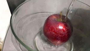 MIRA lo que aparece en la piel de esta manzana comprada en la tienda al vertir agua caliente