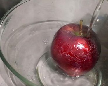 MIRA lo que aparece en la piel de esta manzana comprada en la tienda al vertir agua caliente