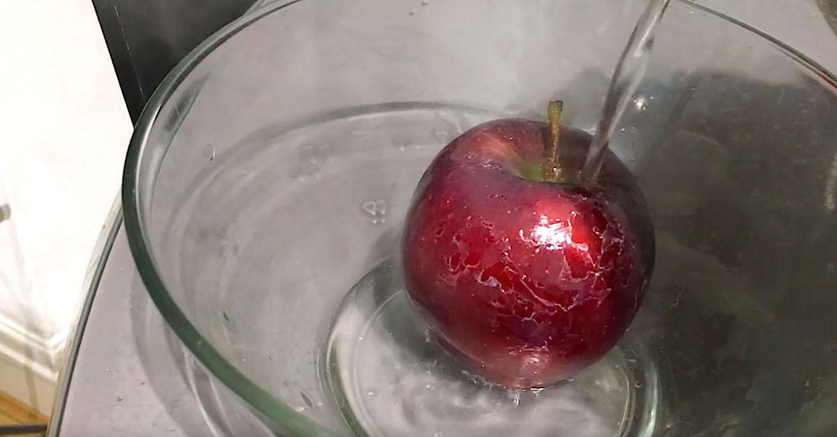 MIRA lo que aparece en la piel de esta manzana comprada en la tienda al vertir agua caliente