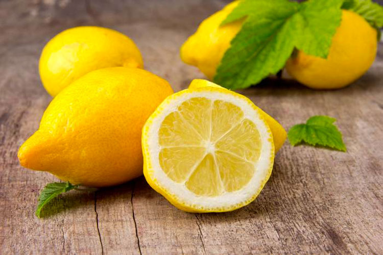 Corta unos limones y colócalos en la cabecera de tu cama - ¡Aquí está la razón!