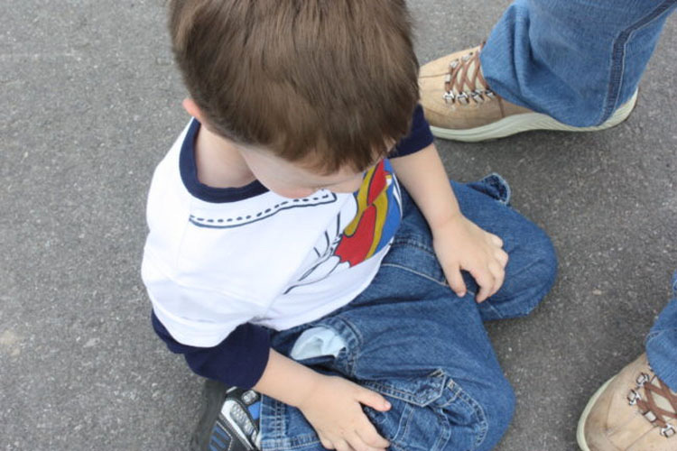 Si ves a niños sentados de esta forma, detenlos - Es más peligroso de lo que parece