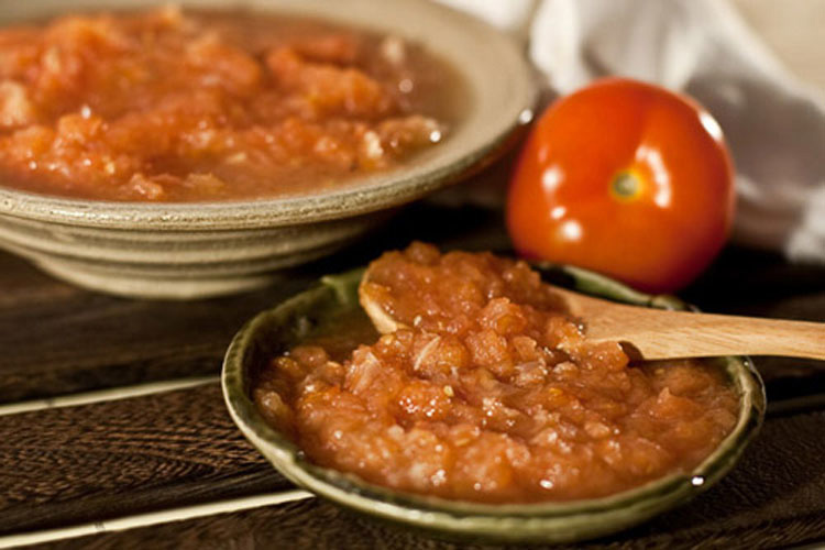 ¿Conocías el efecto que tiene frotar un tomate fresco en tu cara durante unos segundos?