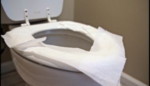 Por qué tienes que dejar de poner papel higiénico en los baños públicos inmediatamente