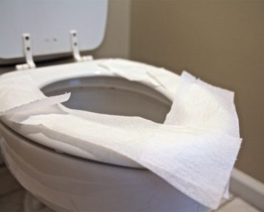 Por qué tienes que dejar de poner papel higiénico en los baños públicos inmediatamente