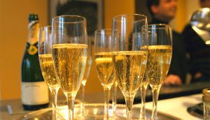 El champagne podrían ayudar a prevenir la demencia y la enfermedad de Alzheimer