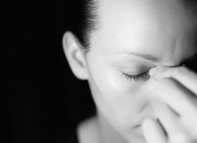 8 Señales de advertencia de ansiedad crónica que la mayoría de la gente ignora