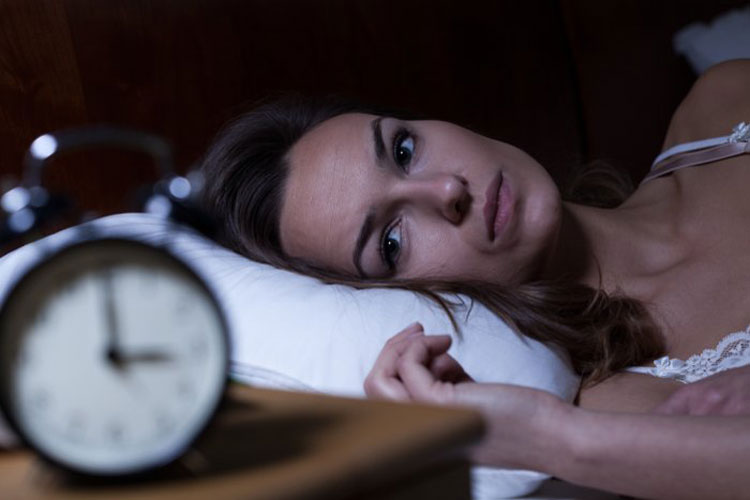 La razón por la que te despiertas en mitad de la noche no es el insomnio (y cómo arreglarlo)