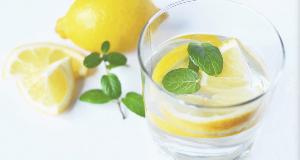 16 beneficios de beber agua de limón caliente