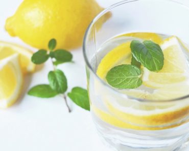 16 beneficios de beber agua de limón caliente
