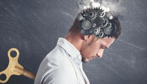 8 malos hábitos que pueden dañar tu cerebro (y que estás haciendo ahora mismo)