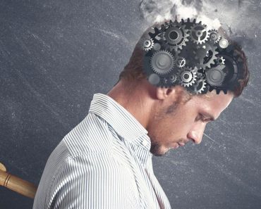 8 malos hábitos que pueden dañar tu cerebro (y que estás haciendo ahora mismo)