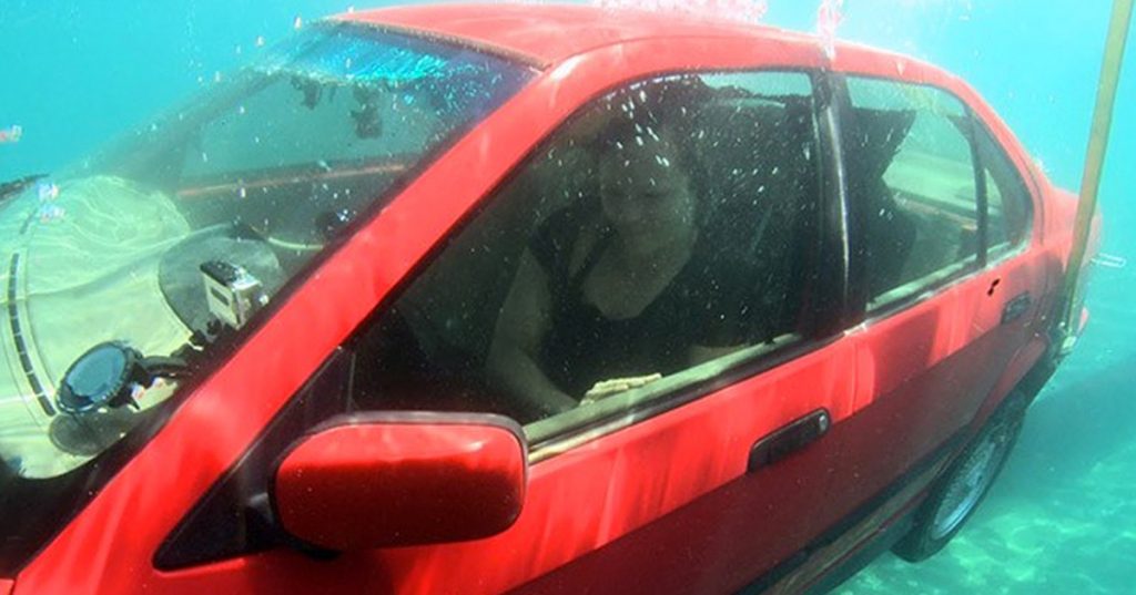 Cómo escapar de un coche que se hunde: ¡Seguir estos pasos podría salvar su vida!