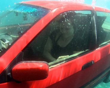 Cómo escapar de un coche que se hunde: ¡Seguir estos pasos podría salvar su vida!