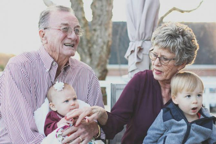 Esta es la razón por la que los abuelos que cuidan niños viven más tiempo