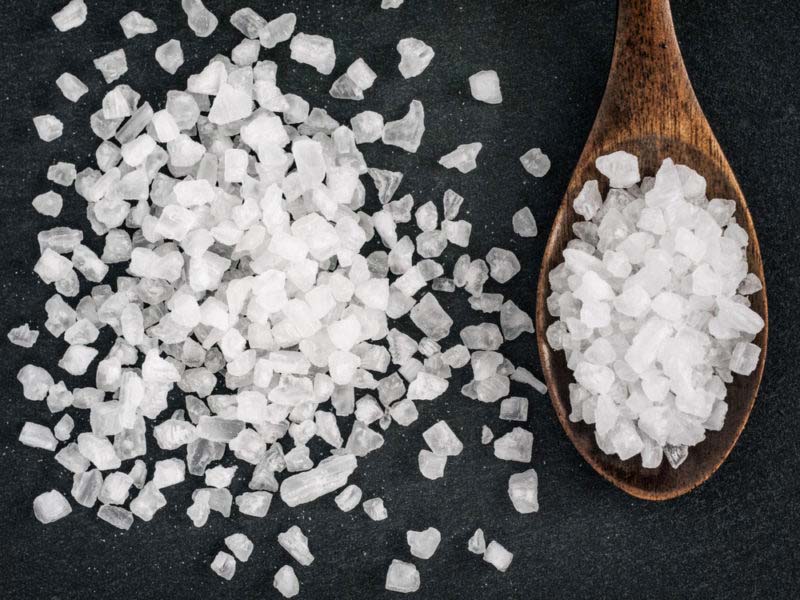 Investigadores hallan sal común de mesa que está LLENA de plástico