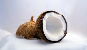 12 Beneficios para la salud del agua de coco basados en la investigación
