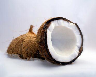 12 Beneficios para la salud del agua de coco basados en la investigación