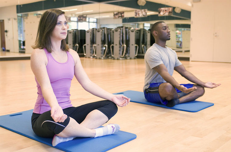 6 ejercicios de yoga para ayudarle a quemar la grasa del vientre