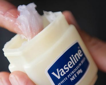 12 razones por las que cada mujer debe tener un frasco de vaselina
