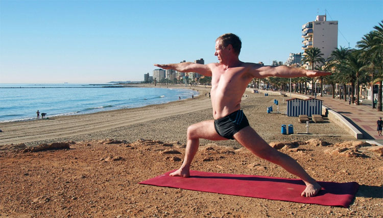 14 posturas del yoga para la pérdida del peso y la desintoxicación de su cuerpo