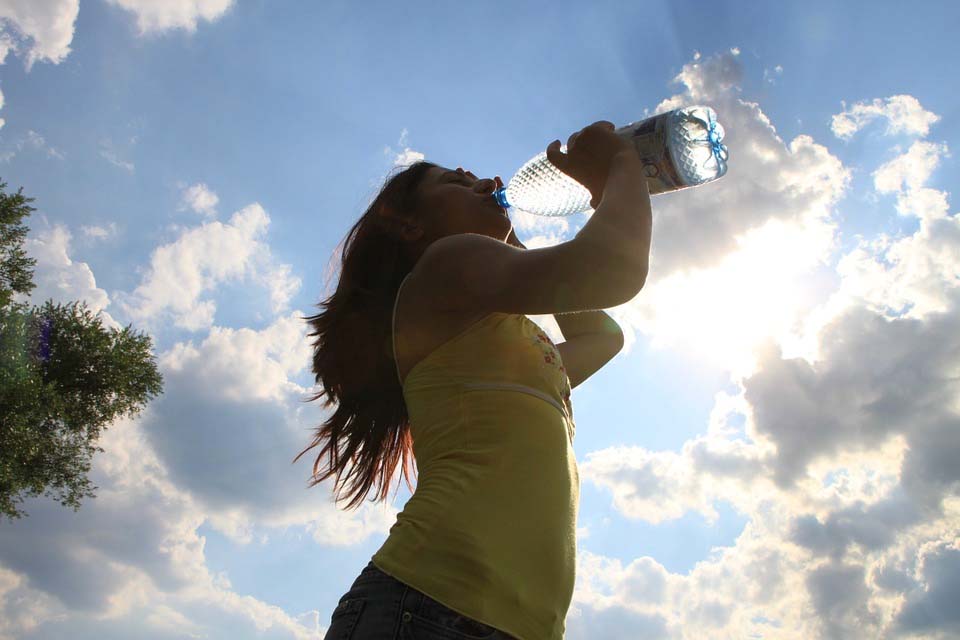 9 maneras diferentes en que el agua fría y caliente puede afectar a su cuerpo