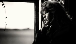 7 comportamientos que revelan que alguien está deprimido en silencio
