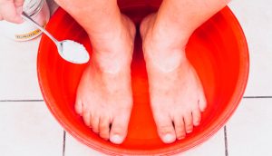 Cómo hacer un remedio casero para eliminar las toxinas de los pies