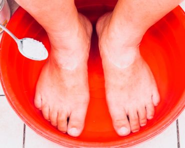Cómo hacer un remedio casero para eliminar las toxinas de los pies