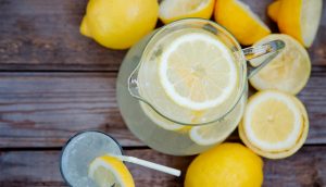 20 asombrosos beneficios para la salud del agua de limón