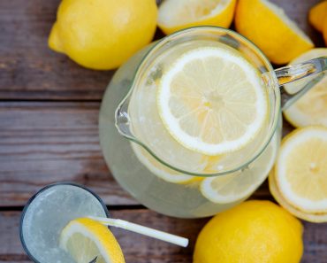 20 asombrosos beneficios para la salud del agua de limón