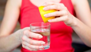 25 Cosas que le suceden a tu cuerpo cuando bebes agua de limón todos los días