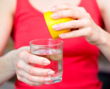 25 Cosas que le suceden a tu cuerpo cuando bebes agua de limón todos los días