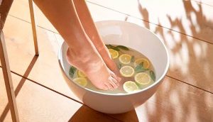 5 maneras en que un remojo de pies casero de menta y limón puede beneficiar su salud