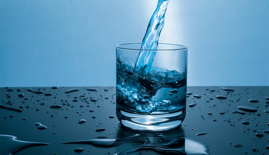 Cómo hacer agua alcalina para mantener su cuerpo saludable