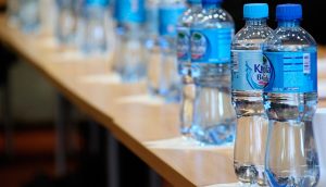 5 peligros de beber agua embotellada y 7 alternativas saludables
