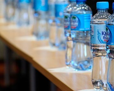 5 peligros de beber agua embotellada y 7 alternativas saludables